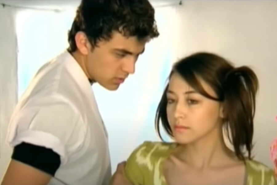 Ikki qiz jinsiy aloqa uchun yigit bilan uchrashmoqchi.