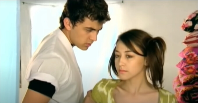 Semiz ayolning ogziga sikilgan surati Uxlayotgan onaning mushuki