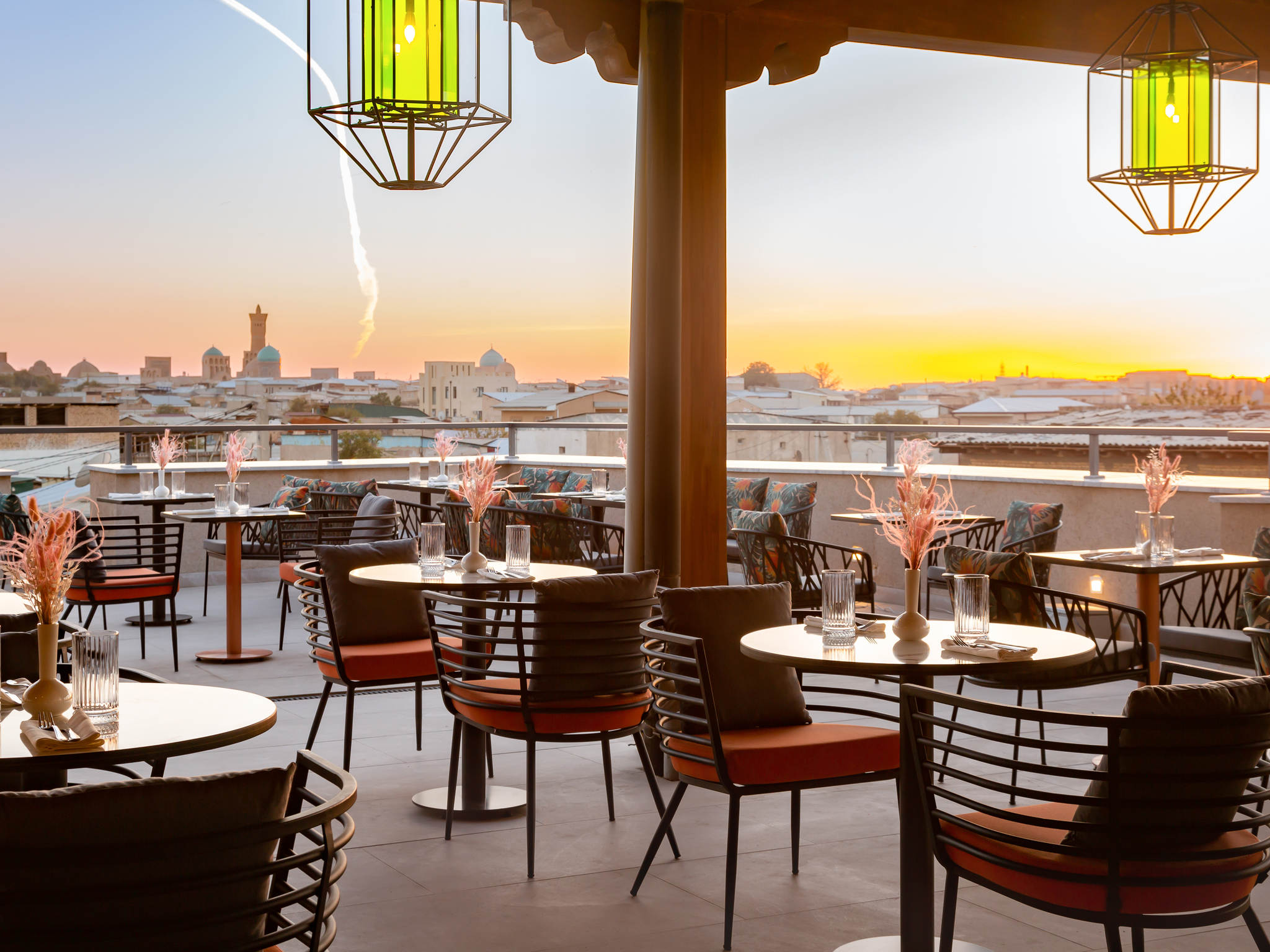 Ona oglini jinsiy olatni ushlab olganidan keyin onlayn porno tomosha qiling