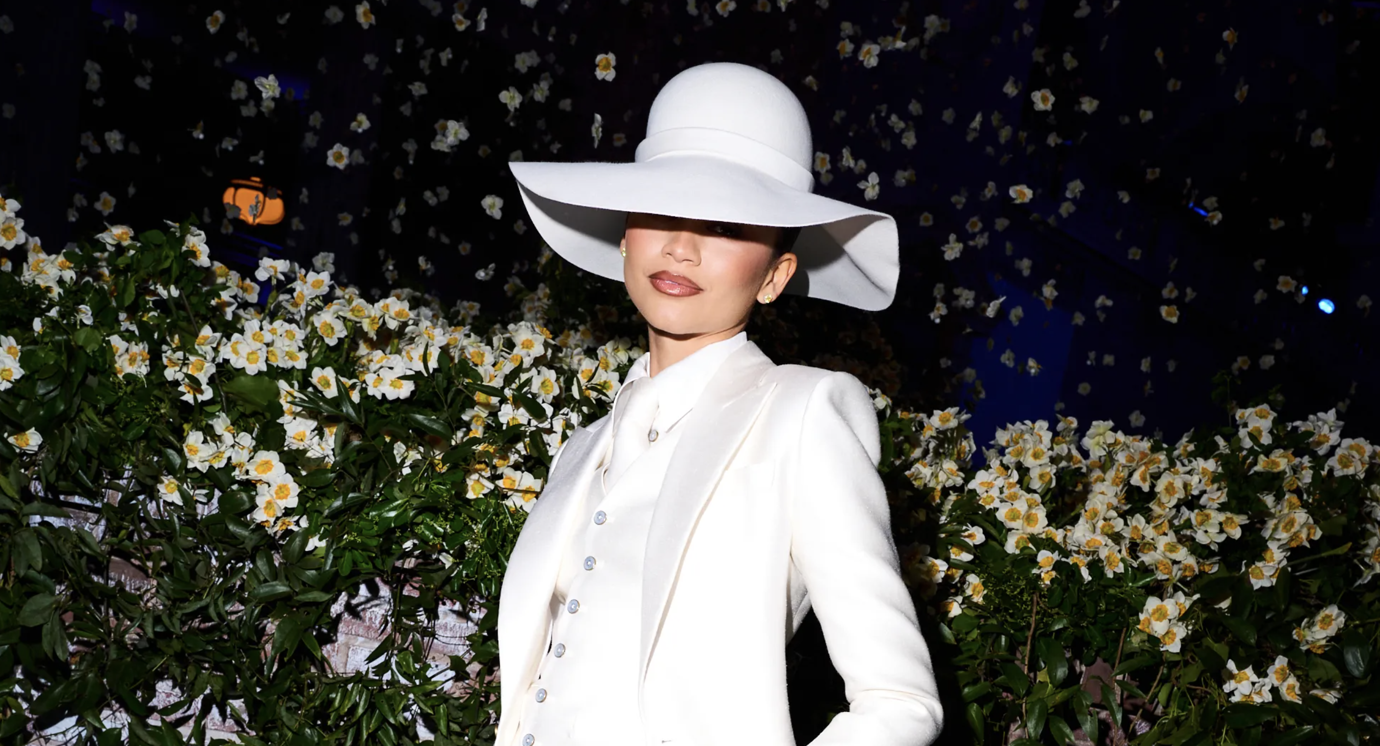 Qattiq kiyimdagi qizlarning katta dumbalari Cumshot minut foto VK