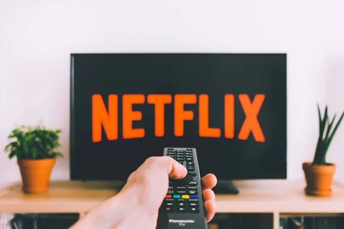 Netflix seriallarga SI-reklamalarni kiritadi va uni hatto pauza vaqtida ham koʻrsatadi