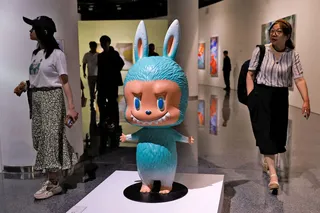 Рекордная Labubu: 131-см игрушка ушла с молотка за $150 300