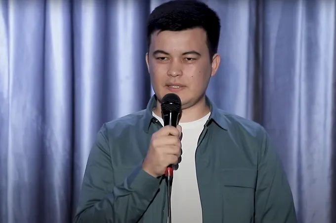 "Komik ziyoli boʻlishi kerak": Abbos Serobov bilan yakkaxon konserti, oʻzbek stendapi va EKG jamoasi haqida suhbat
