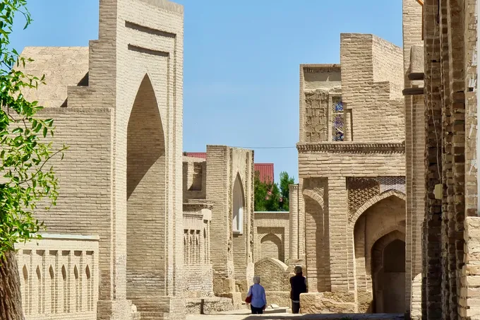 Muqaddas qadamjo va kabutarchi moʻysafid - Buxorodagi Chorbakr majmuasi haqida