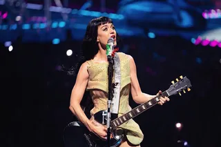 Konsertida rekvizit singani sabab Ketti Perri havoda osilib qoldi