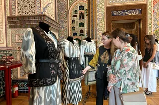 Выставка румынских и узбекских костюмов