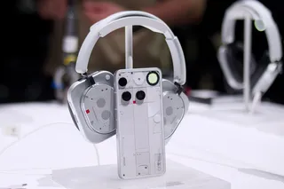 Nothing представила флагман Phone (3) и полноразмерные наушники Headphone (1)