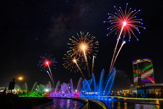 Шоу «поющих» фонтанов в парке Tashkent city
