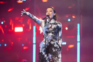 “O‘zicha olifta”: Lolaning shov-shuvli 2025-yilgi konsertidan reportaj