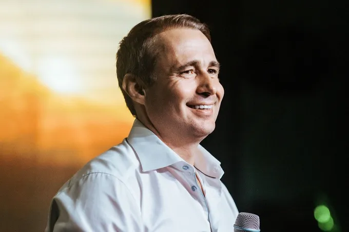 В Ташкенте пройдет Business StandUp тур Оскара Хартманна «Охота за единорогами»