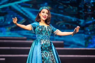 Sahnadagi kelin salom, “Ummon”chi Shohrux bilan duet, “Daydi yorim”: xonanda Dilnozning 2025-yilgi konsertidan reportaj