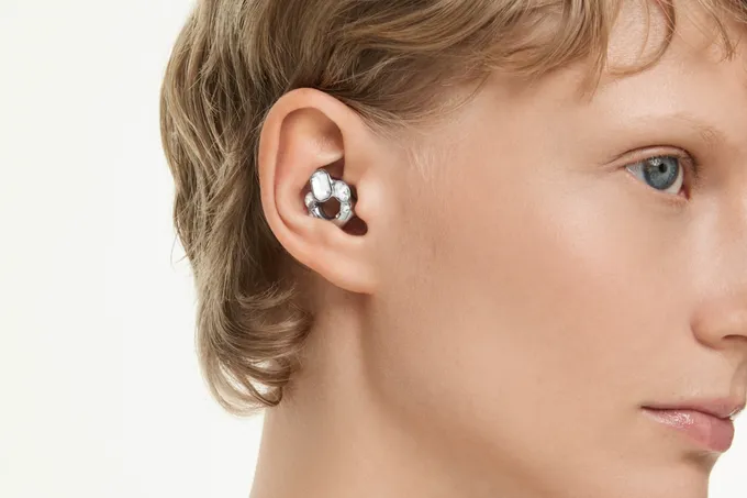 Swarovski и Loop представили лимитированные беруши, превращающие защиту слуха в модный аксессуар