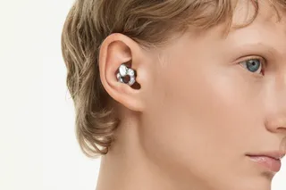 Swarovski и Loop представили лимитированные беруши, превращающие защиту слуха в модный аксессуар