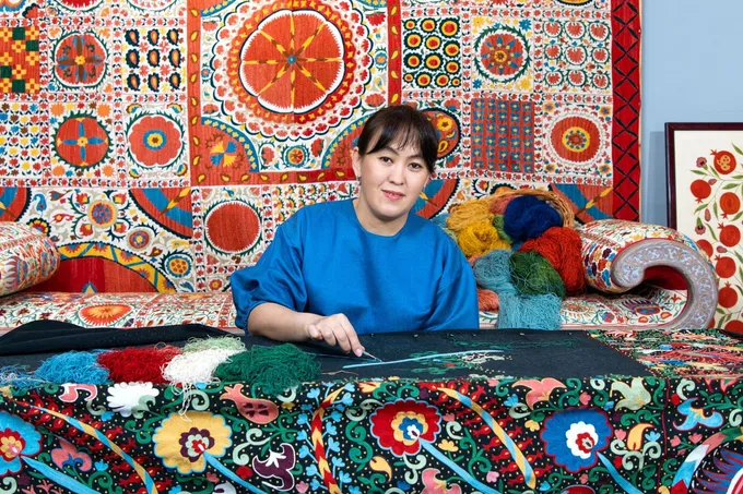 В Ташкенте открылась школа-мастерская вышивки Мадины Касымбаевой