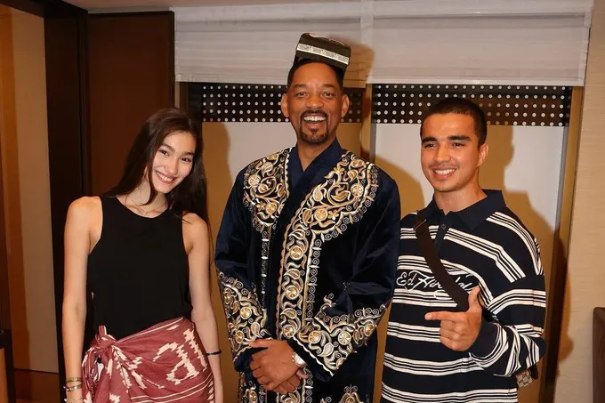 Uill Smitga oʻzbek milliy choponi va doʻppisi sovgʻa qilindi