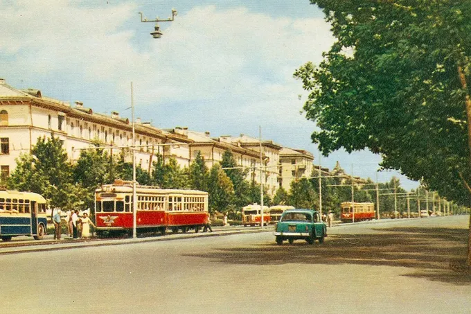 Спектакль «Под асфальтом пляж»