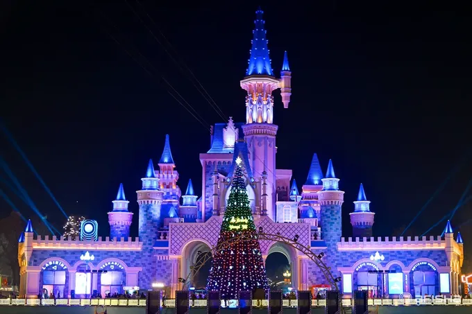 Birinchi Yangi yil archasi ochilishi va 3D dronlar shousi