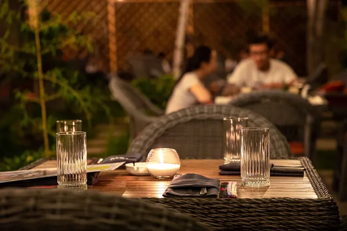 Raqobat qoʻmitasi restoran va kafelarni "obsluga" uchun pul olish qonunga xilof ekanidan ogohlantirdi