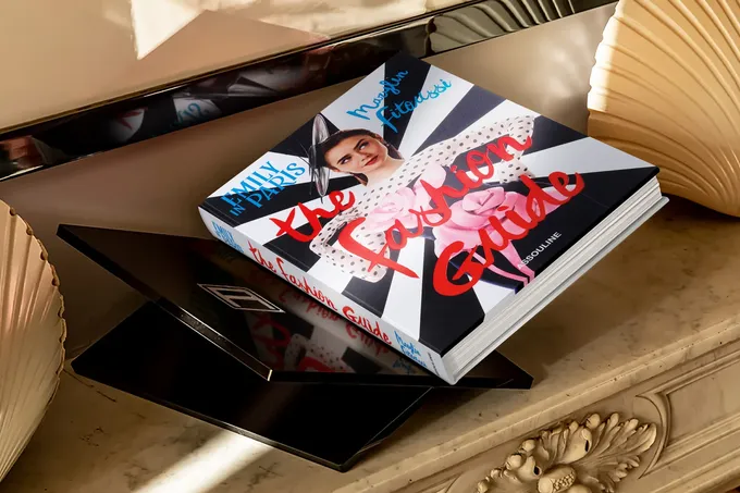 Assouline выпустил официальный модный путеводитель по сериалу «Эмили в Париже»