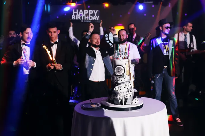 В Grand Karaoke Bar прошел день рождения в стиле 2000-х