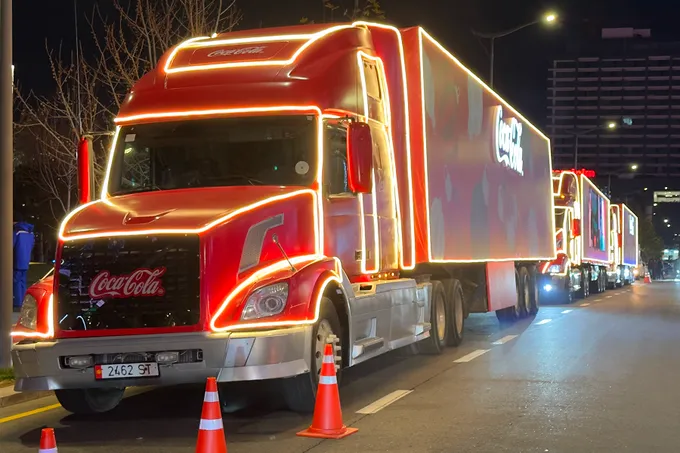 Культовый новогодний караван Coca-Cola отправляется в путешествие по городам Узбекистана