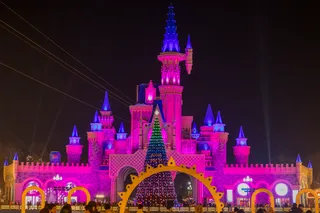 Фото: новогодняя атмосфера в парке Magic City 2025