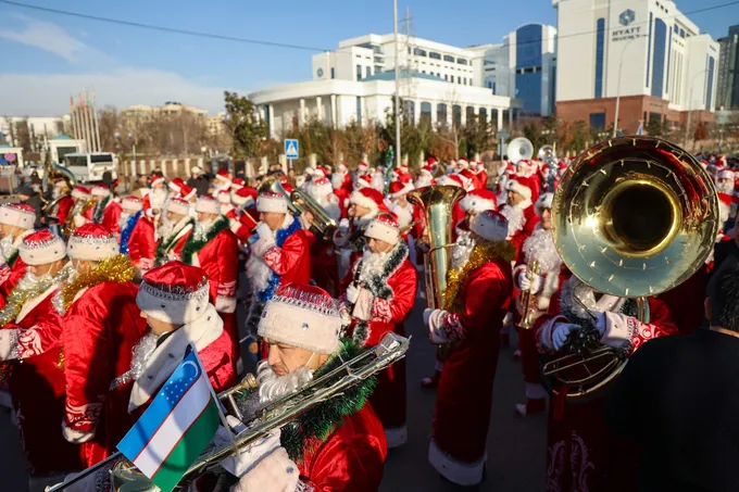 В Ташкенте пройдет парад Дедов Морозов с военными оркестрами
