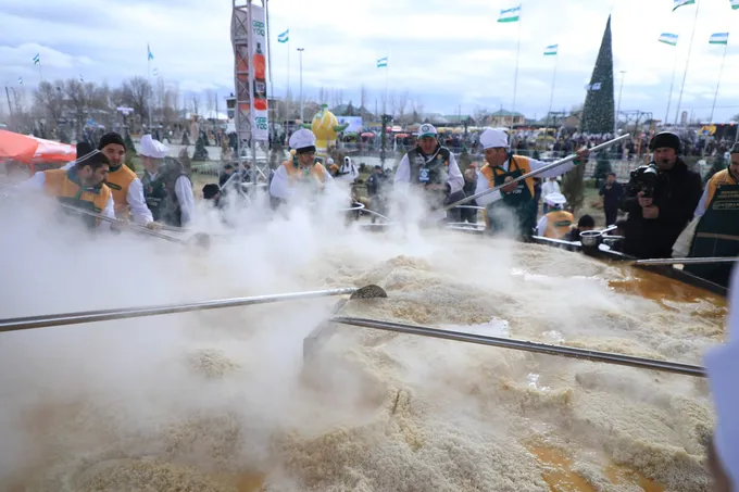 9 тонн хорезмского плова приготовили в Хиве