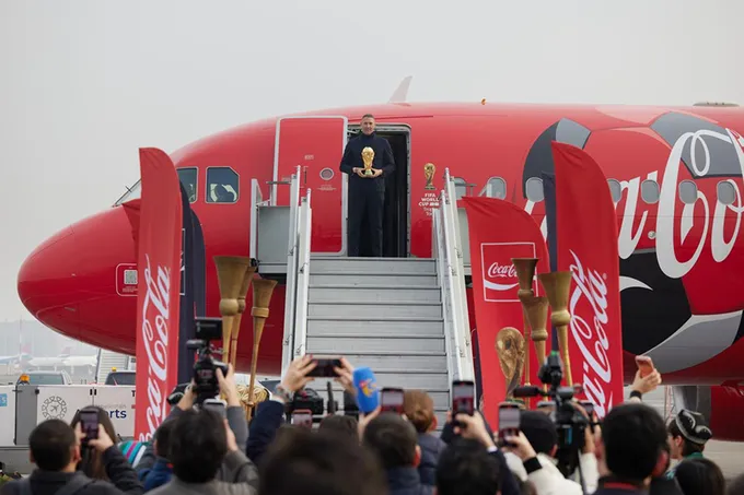 В Ташкент прибыл кубок Чемпионата мира по футболу FIFA