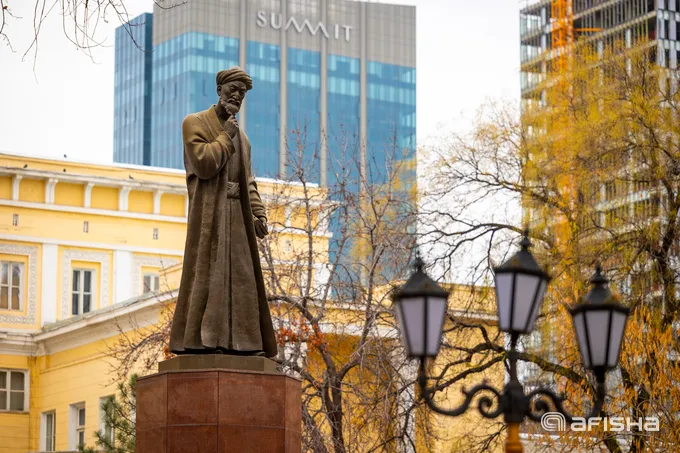 Fotosayr: shahar markazidagi sokin nuqta — Adabiyot muzeyi bog‘i