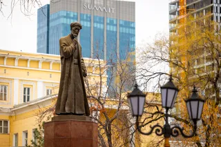 Fotosayr: shahar markazidagi sokin nuqta — Adabiyot muzeyi bog‘i