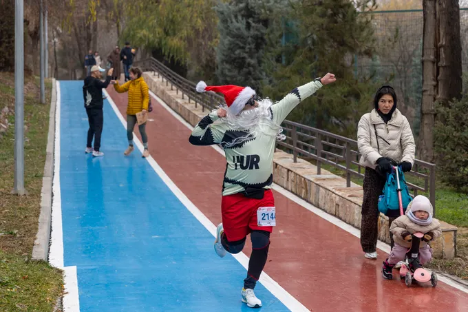 “Erinmaganlar-26”: Yangi yilning ilk yugurish musobaqasidan fotoreportaj