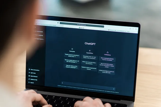ChatGPT'ning bepul versiyasida reklamalar chiqishni boshlaydi