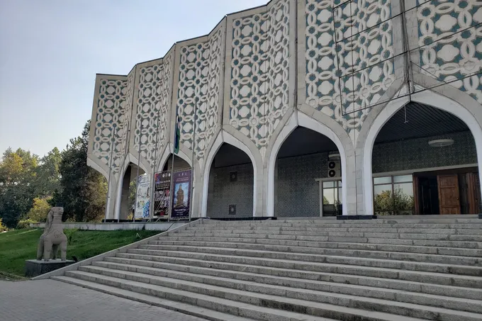 "Iqbol" koʻrgazmasi