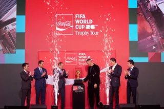 Оригинальный кубок Чемпионата мира по футболу FIFA вдохновляет новое поколение футболистов в Узбекистане