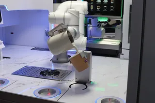 Первая в Узбекистане роботизированная кофе-точка открылась в аэропорту Ташкента