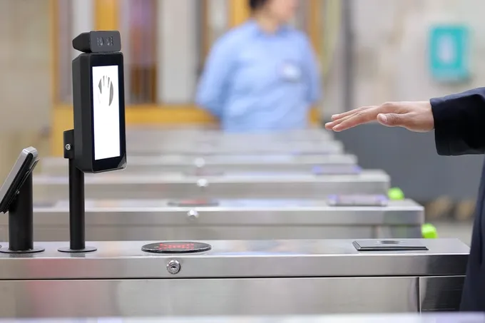 Toshkent metrosining 48 ta bekatida yo‘l haqini kaft orqali to‘lash tizimi ishga tushirildi