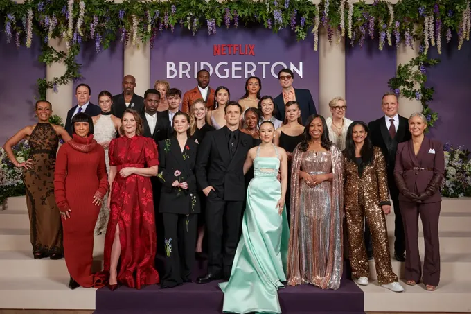 Бриджертоны в реальной жизни: фото с премьеры 4 сезона в Париже