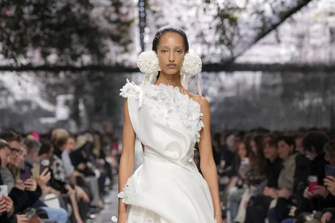Dior Spring–Summer 2026 Haute Couture: цветы повсюду