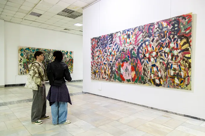 Картины длиной в девять метров: персональная выставка Максима Варданяна