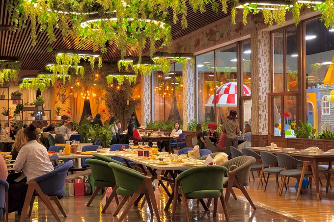 Alice Garden превращает поход в ресторан в сказочное путешествие для всей семьи