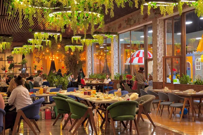 Шоу-программа в Alice Garden