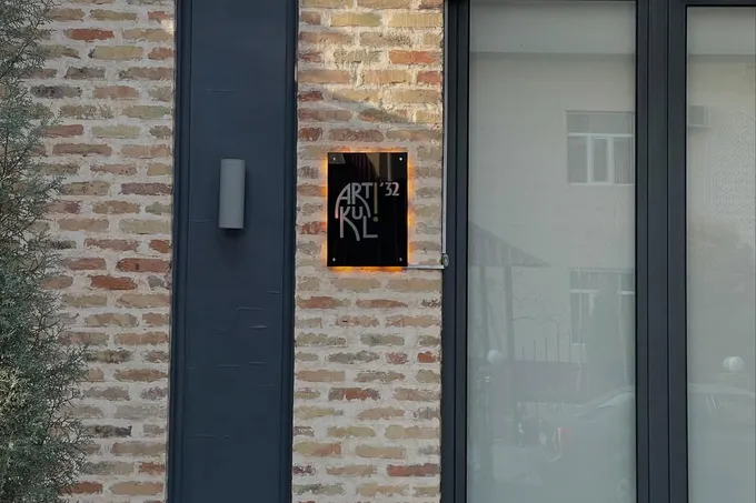 Выставка «Эксклюзивной мебели из шелка сузане и иката»