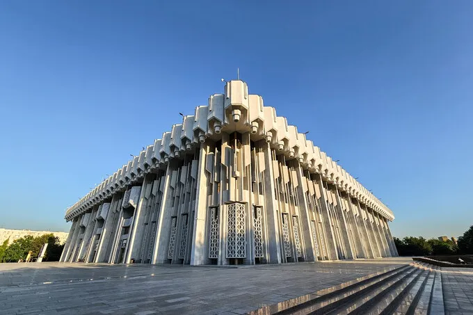 “Xalqlar do‘stligi" saroyi hududidagi noqonuniy bannerlar olib tashlandi