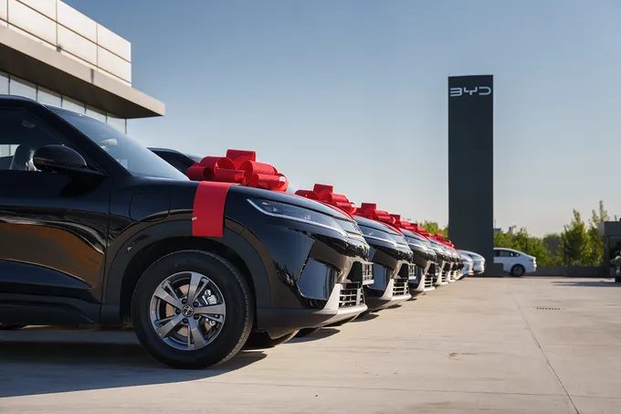 BYD Megawatt rasmiy dilerlik avtosalonida yangi gibrid krossover — BYD Yuan UP DM-i taqdimoti bo‘lib o‘tdi