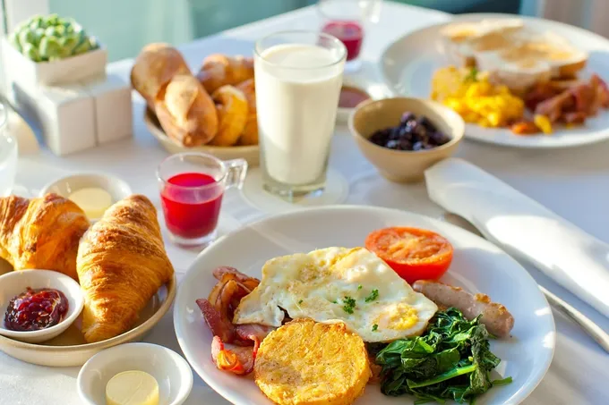 Tongi kayfiyat: Toshkentda nonushta menyularini taklif etadigan 10 ta kafe va restoranlar
