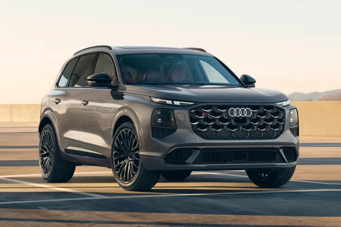 Audi показала новый Q7 с салоном от Q9 и поворотниками с проекцией на дорогу