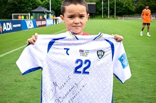Kolumbiyaga qarshi oʻyinda yigʻlagan Isfandiyor oʻzbekistonlik futbolchilar bilan uchrashdi