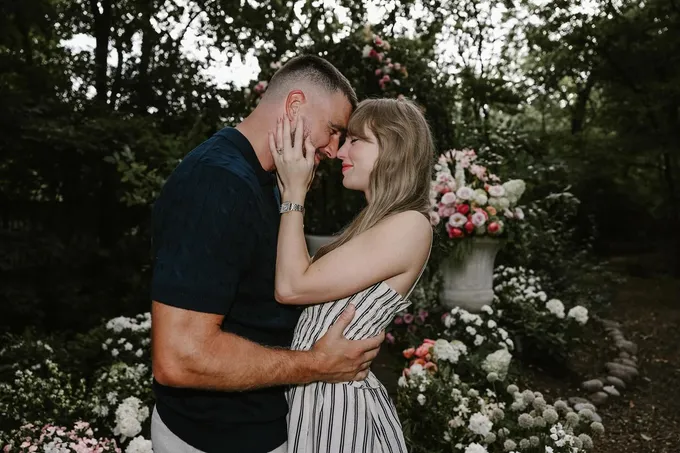 Teylor Svift va Trevis Kelsi turmush qurdi