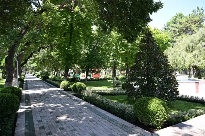 На улице Янги Сергели открыли новую зону отдыха, магазинов и кафе